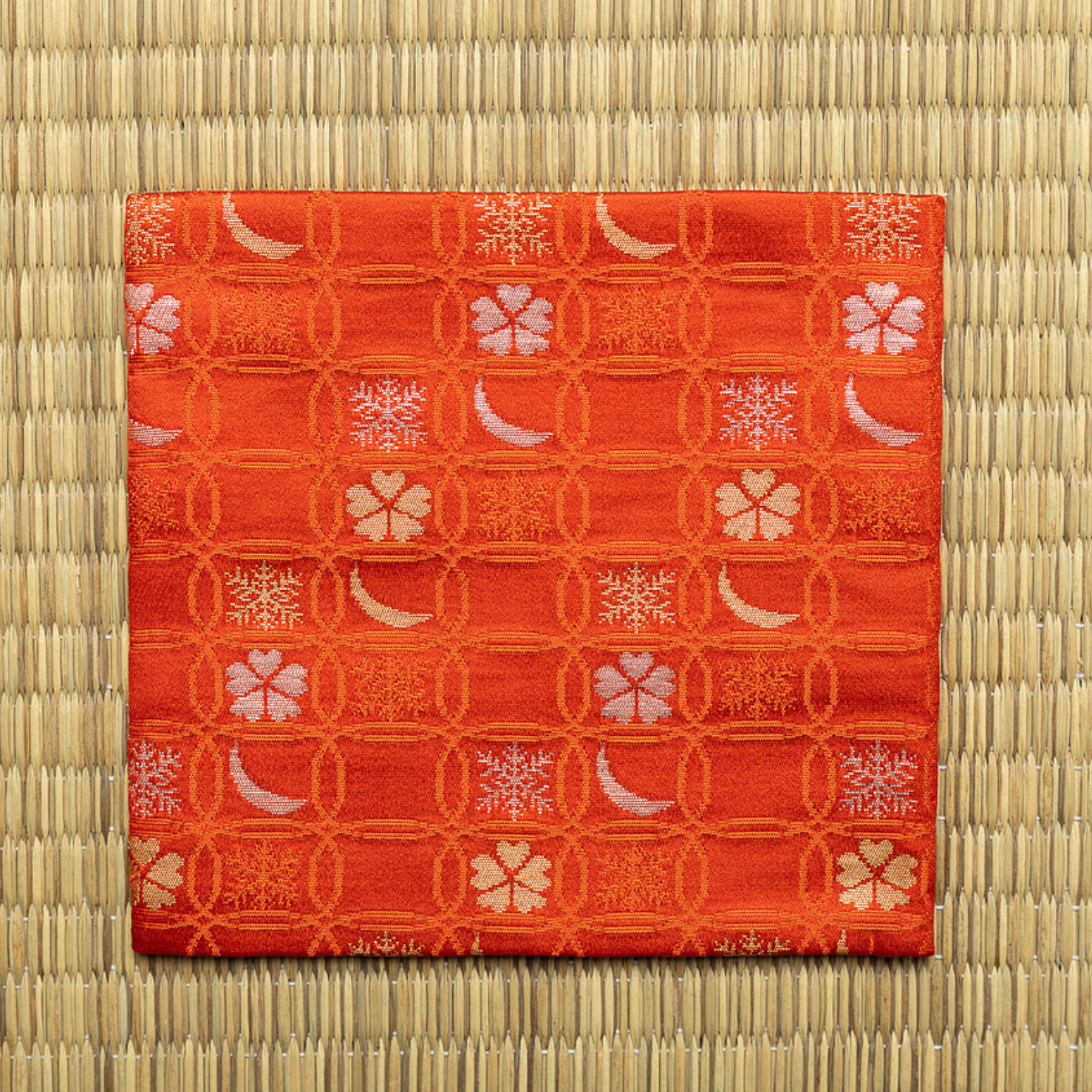 Red Chitose-bon kobukusa by Kitamura Tokusai featuring the Shippo Setsugekka pattern, displayed flat on tatami.