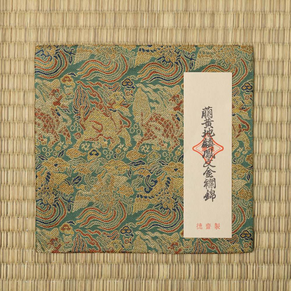 Moegi-ji Rinpōmon Kinran Nishiki silk kobukusa displayed on tatami with its Japanese paper title label.