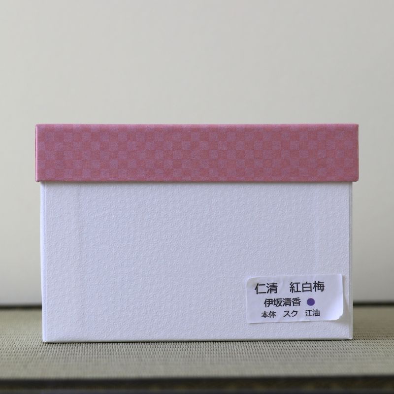 White presentation box with a pink patterned lid and product label for the red and white plum blossom matcha bowl.