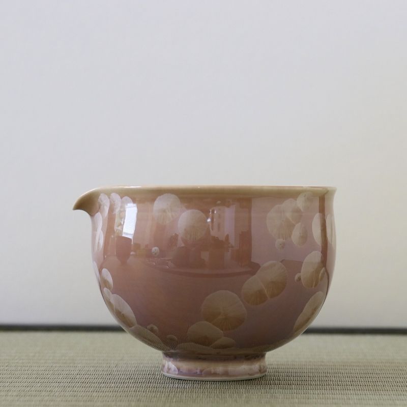 Tōan katakuchi matcha latte pouring bowl featuring a warm mocha Hana-Kesshō flower crystal glaze with soft cream crystalline patterns