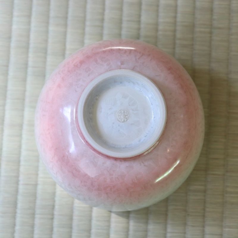 Underside view of the Tōan Hana-Kesshō katakuchi bowl showing its ceramic foot and pink crystalline glaze around the base