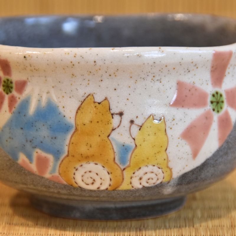 Ceramic bowl with shiba-design on a wooden surface