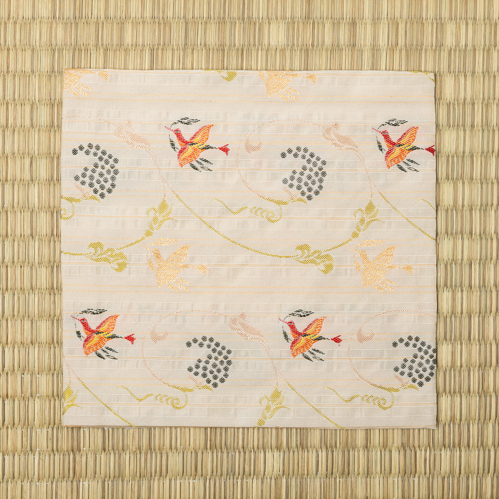 Full pattern of Hanakuidori Budoukarakusa Kinran Kobukusa featuring flower birds, grape arabesques, and traditional Kyoto Nishijin weaving.