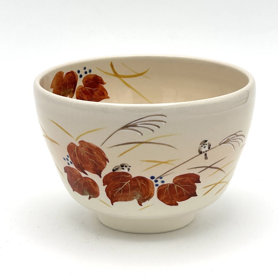Hand-painted Kyo-yaki matcha bowl featuring the Aka Tsuta ni Suzume motif with rich red ivy leaves, sparrows, and fine autumn grasses