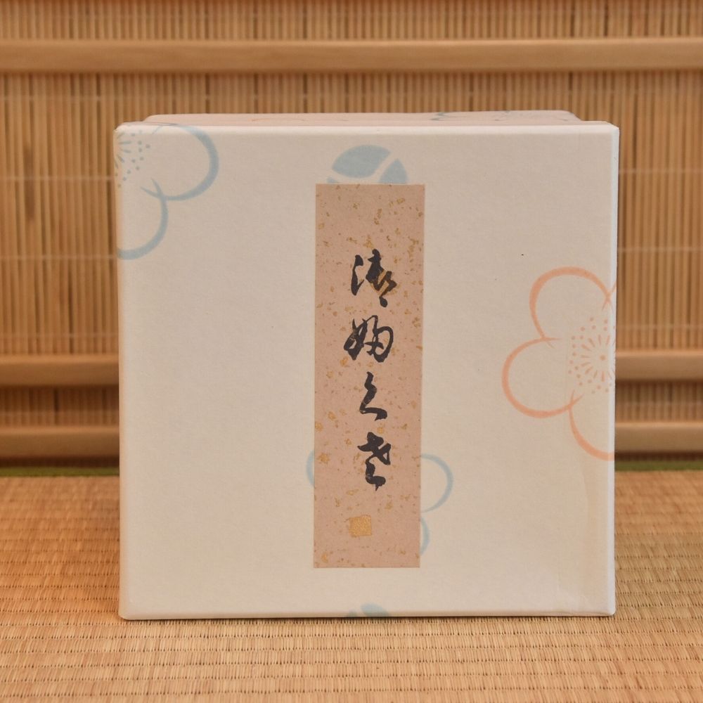 Presentation box with a paper label and fukusa-inspired knot decoration for the Makiko Doi Musubi Wakakusa matcha bowl.
