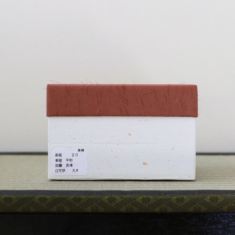 Red and white presentation box for the Ryoho Kato Heiwa White Dove Seiji Kyo-yaki matcha bowl