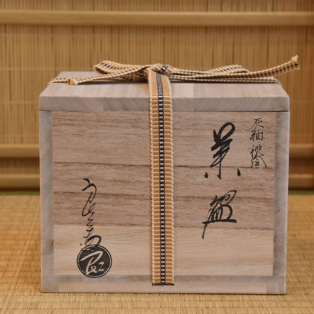 Paulownia wood storage box with Japanese calligraphy and cord included with the Ryoji Nakamura peach blossom katakuchi matcha bowl.