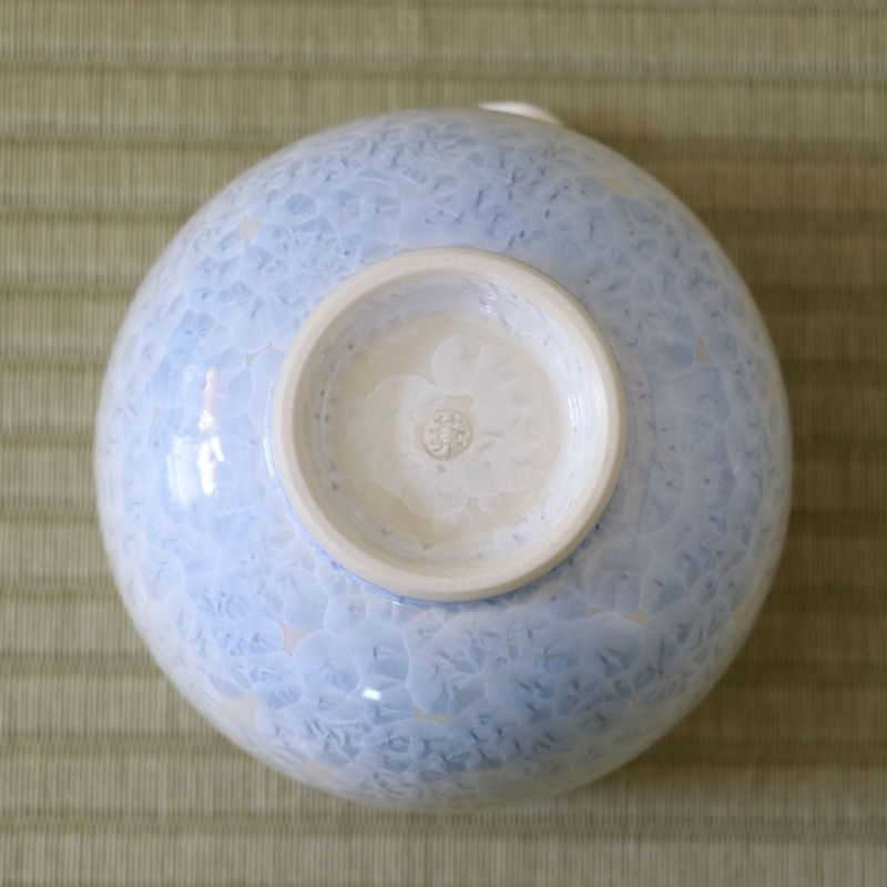 Underside view of the Tōan Hana-Kesshō blue and white gradation katakuchi bowl showing its circular ceramic foot and crystalline glaze across the base