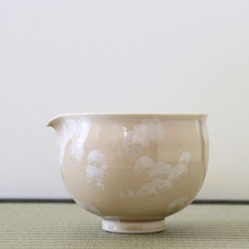 Tōan katakuchi matcha latte pouring bowl featuring a natural beige Hana-Kesshō flower crystal glaze with soft ivory crystalline patterns