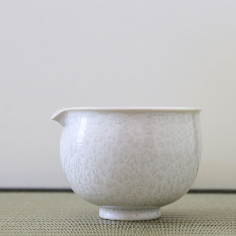 Tōan katakuchi matcha latte pouring bowl featuring a white Hana-Kesshō flower crystal glaze with delicate crystalline patterns across the surface